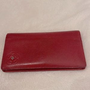 CHANEL long flower wallet in good condition. Red color. Authentic.